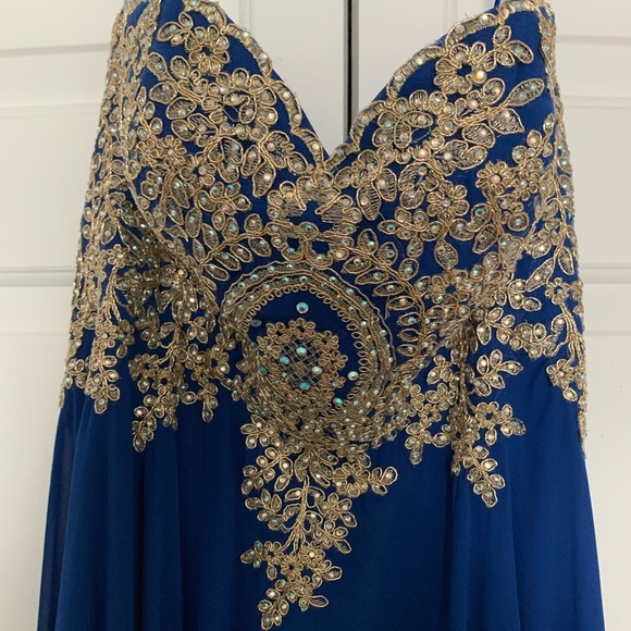 Prom/grad dress - Picture 2 of 6